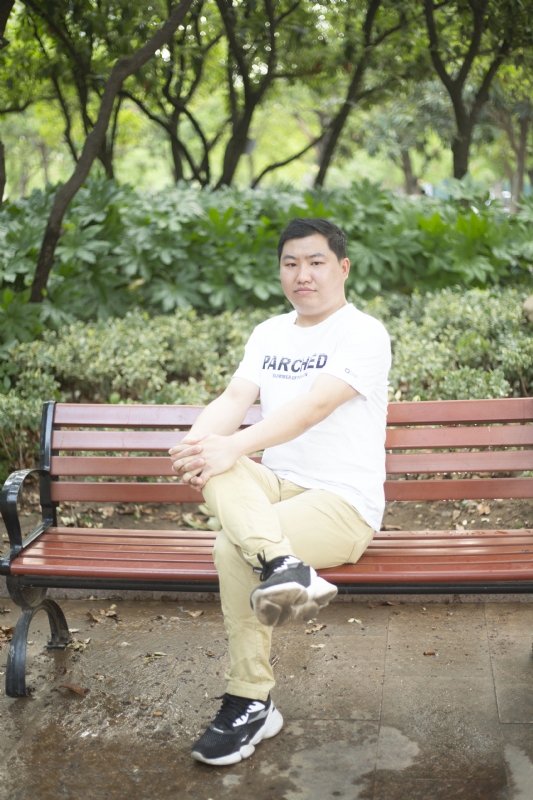 抱着鱼睡觉的猫的第一张照片--平顶山残疾人相亲网